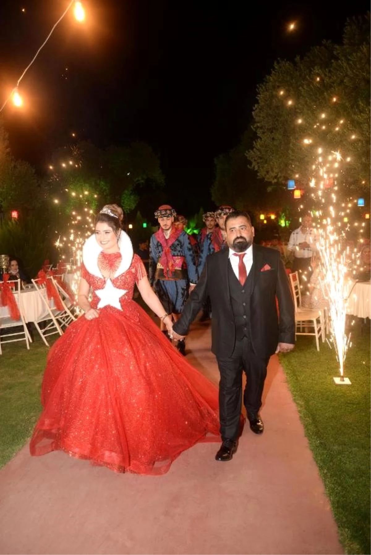 Zafer Bayramı\'ndaki düğününde ay-yıldızlı kırmızı gelinlik giydi
