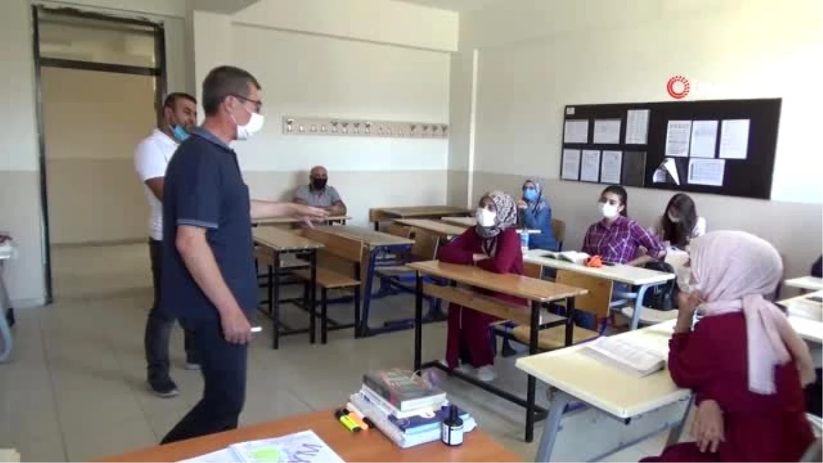 Aksaraylı öğretmen Yüksekovalı öğrencileri üniversiteli yapıyor