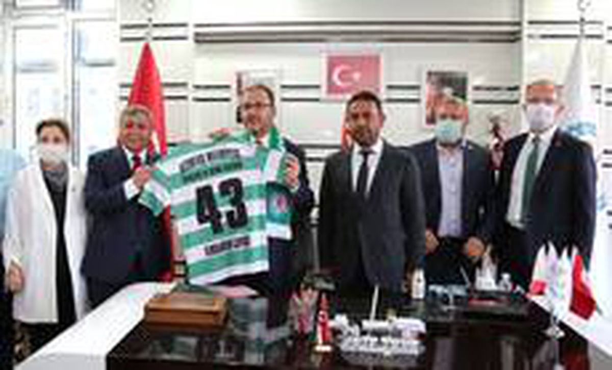 Son dakika spor: Bakan Kasapoğlu\'na 43 numaralı forması hediye edildi