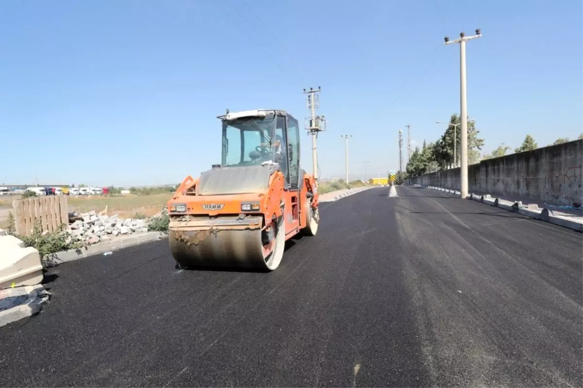 Barış Mahallesi\'nde asfalt serim çalışmaları