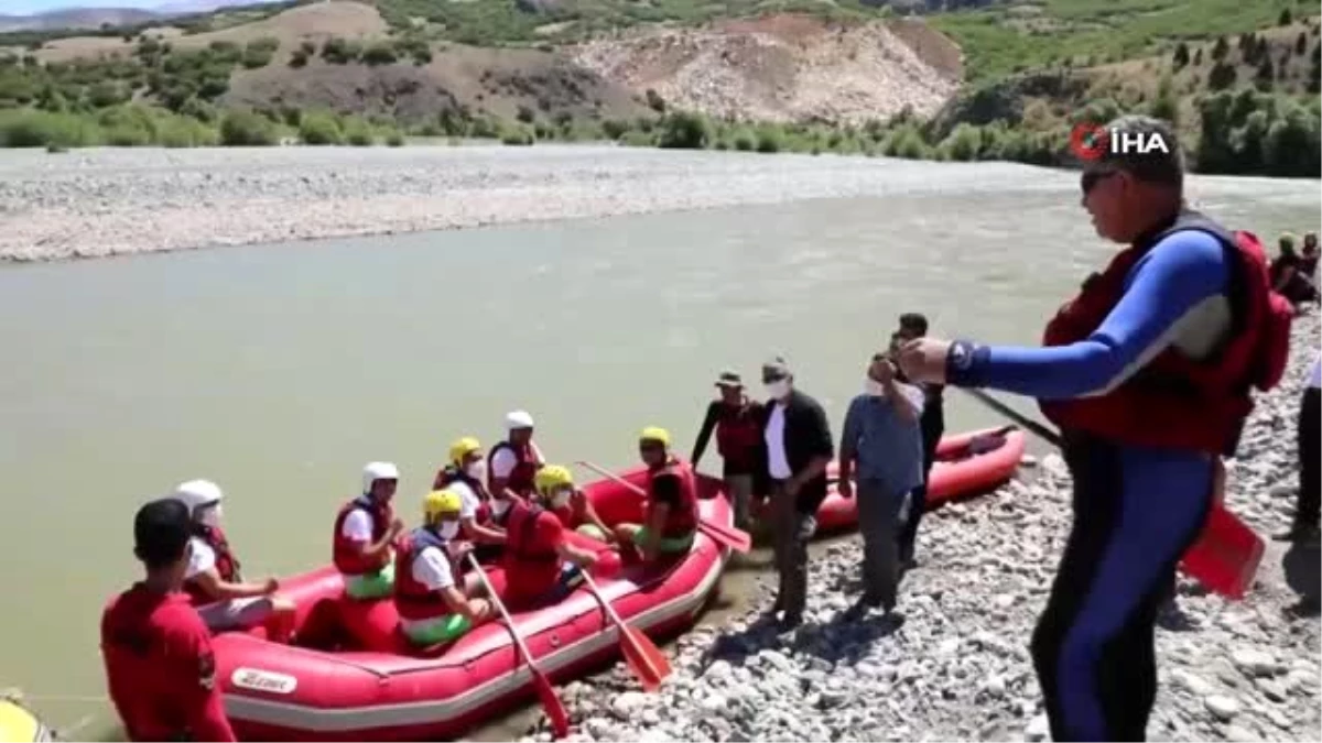 Binali Yıldırım Erzincan\'da rafting yaptı