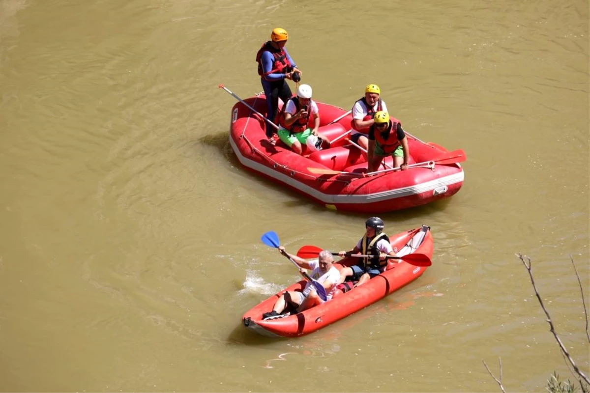 Binali Yıldırım Erzincan\'da rafting yaptı