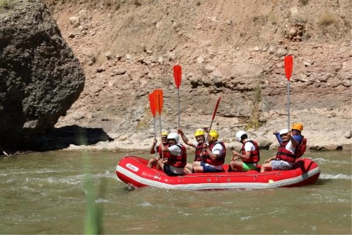 Binali Yıldırım memleketinde rafting yaptı, nehirde yüzdü