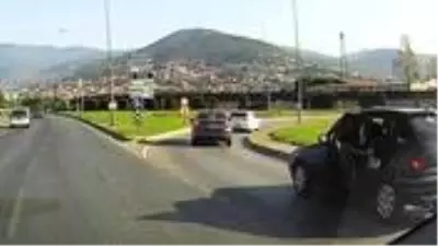 Faciadan dönüldü! Seyir halindeki otomobilin kapısını açan çocuk kameralara yansıdı