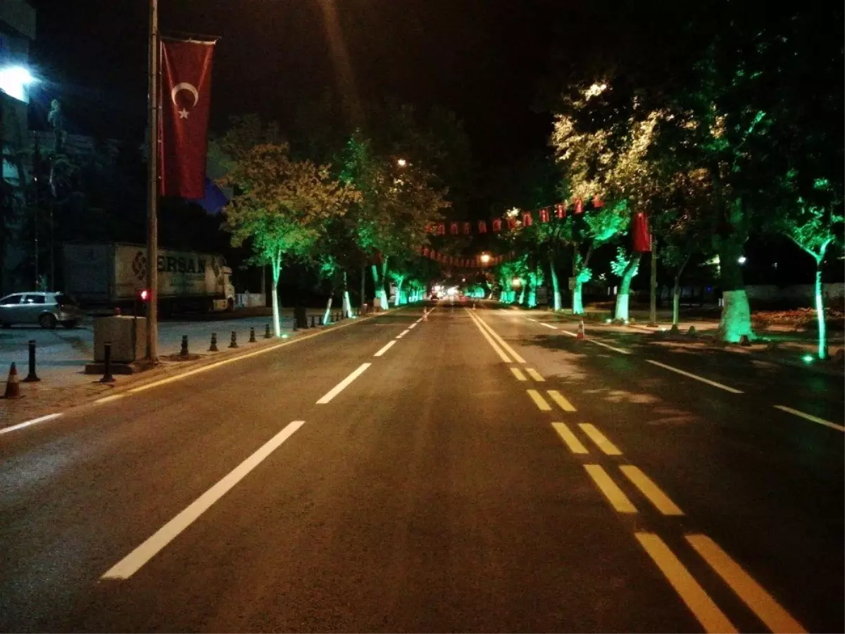 Gece mesaisinde yolların işaretleri yapıldı