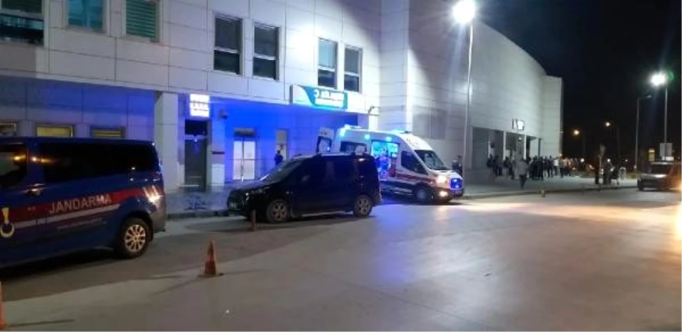 Son dakika haberi... Husumetli komşular arasında gittikleri düğün sonrası bıçaklı kavga çıktı, kardeş öldü ağabey yaralı