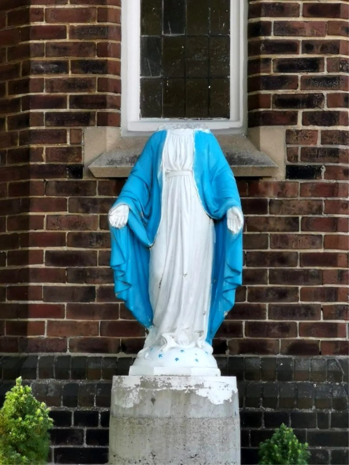 Kanada\'da Meryem Ana heykeline saldırı