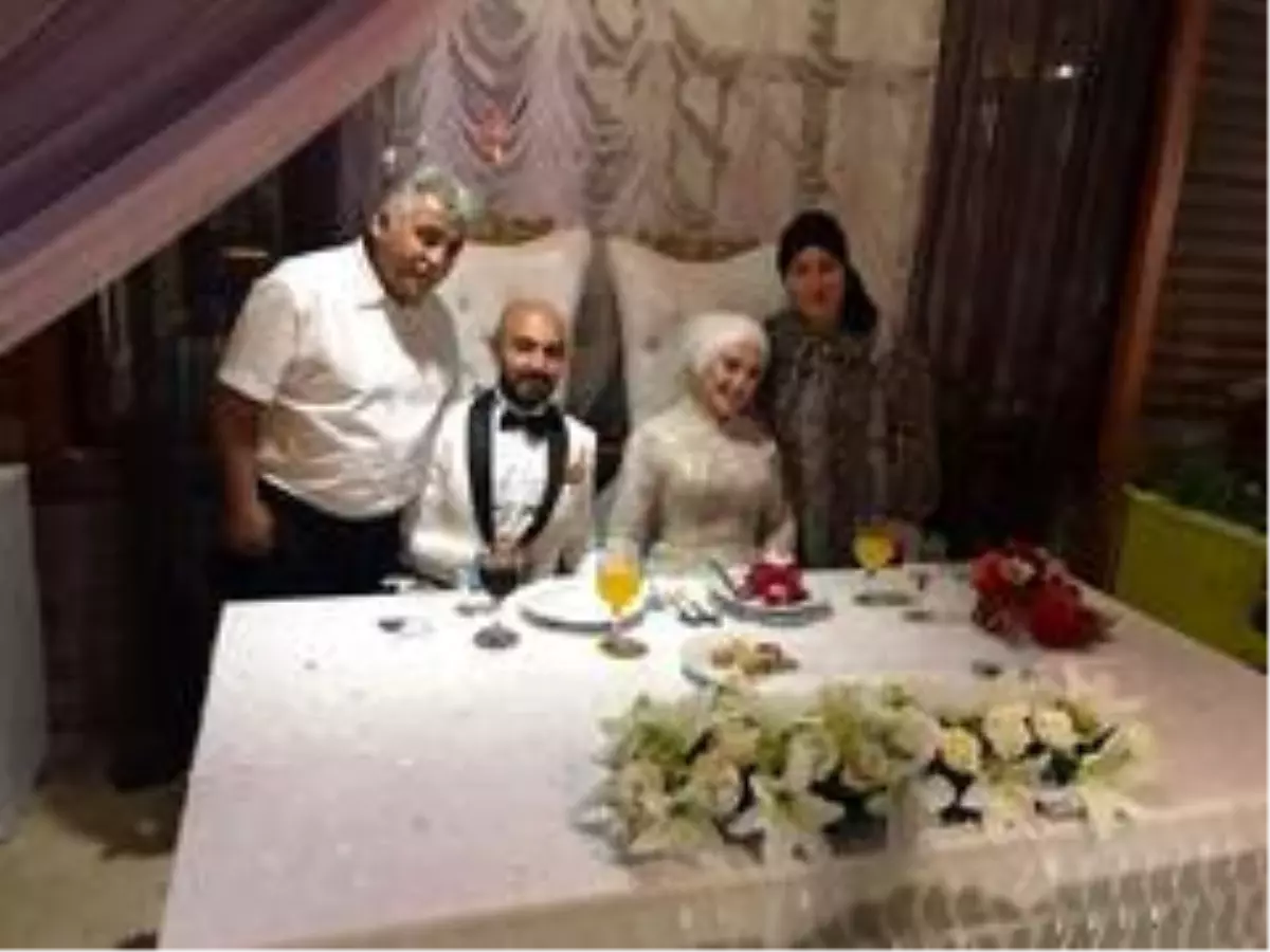 Kendi düğününde saz çalma hayalini gerçekleştirdi