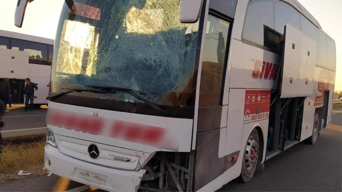 Kırıkkale\'de askerleri taşıyan otobüs kaza yaptı