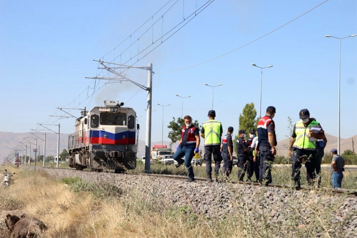 Son dakika haber: Lokomotif tren raylarında oturan gençlere çarptı: 1 ölü, 1 yaralı