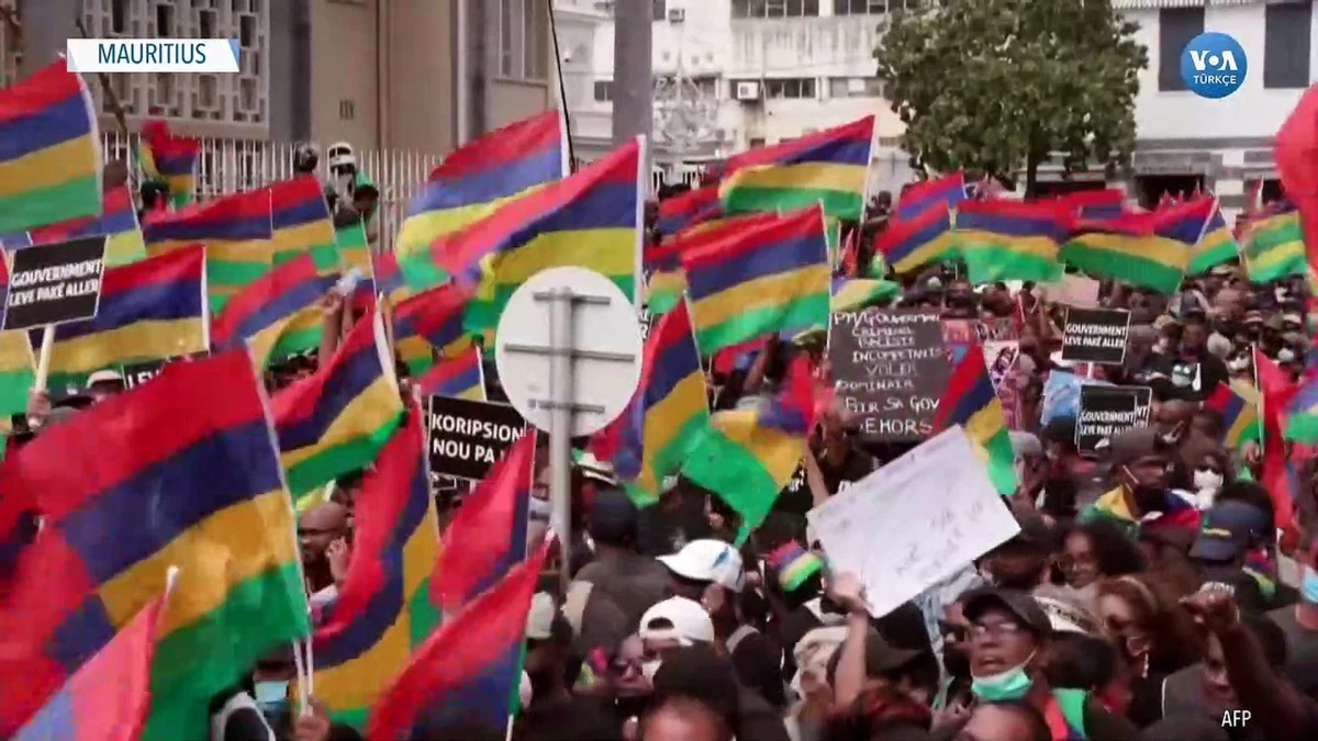 Mauritius\'ta Çevre Felaketinin Ardından Hükümet Protesto Edildi