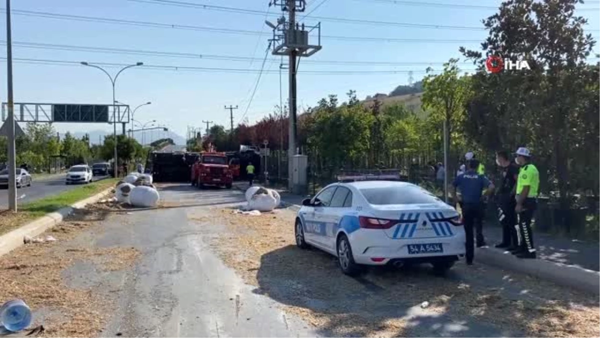 Mısır silajı yüklü kamyon su kamyonetine çarparak devrildi: 4 yaralı