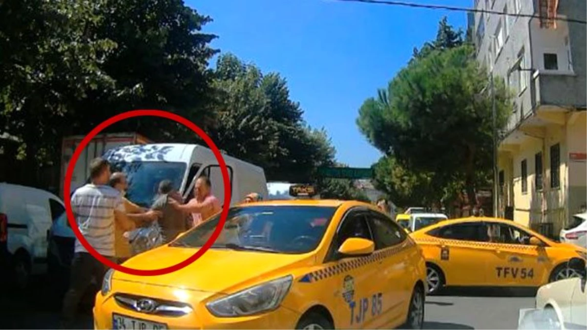 Taksiciler bildiğiniz gibi! Yumruklu sopalı yol verme kavgası trafiği kilitledi