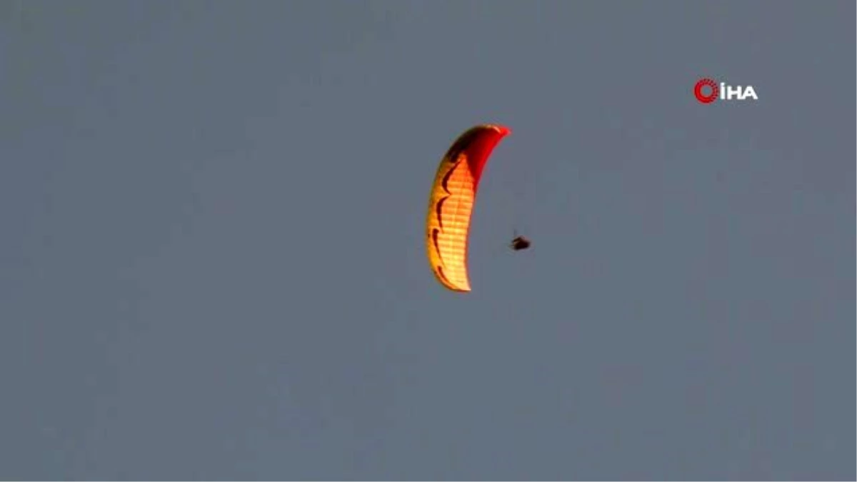 Türkiye\'nin en genç yamaç paraşüt pilotu Zafer Bayramı\'nda gök yüzünde Türk bayrağı açtı