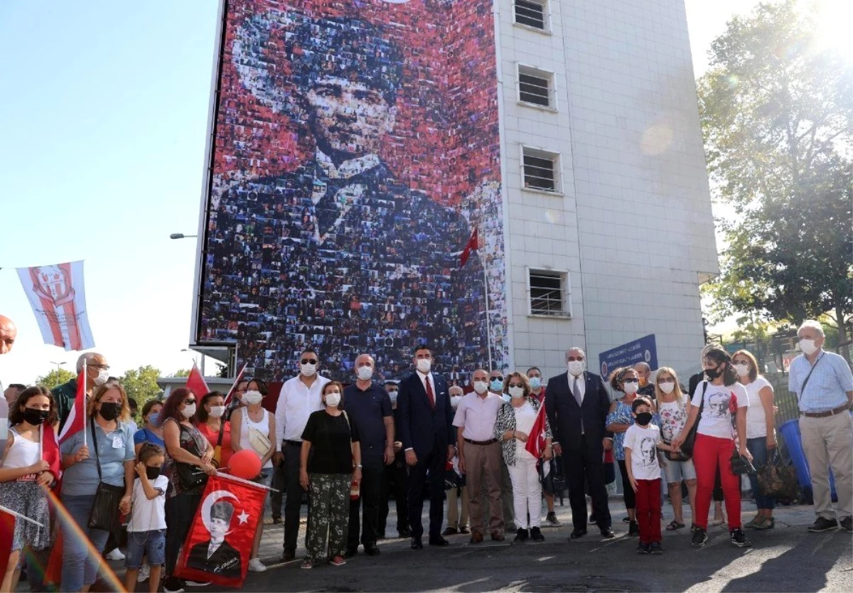 Vatandaşların fotoğraflarından Oluşturulan Atatürk Portresi, belediye binasının duvarlarını süslüyor