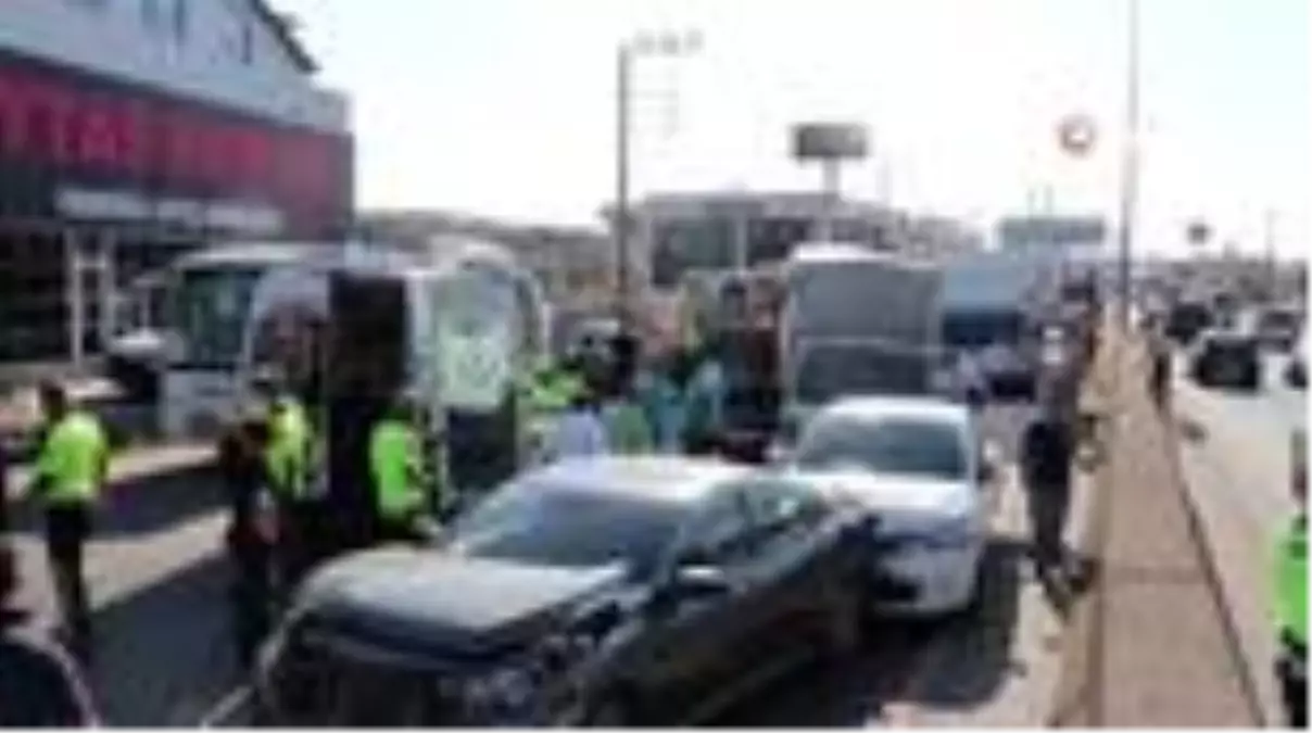 Son dakika haberleri | 11 araç birbirine girdi, ortalık savaş alanına döndü: 3 yaralı