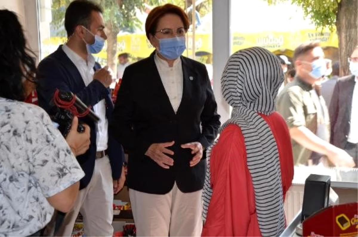 Akşener, Tavşanlı\'da esnafları dolaşıp, alışveriş yaptı (2)