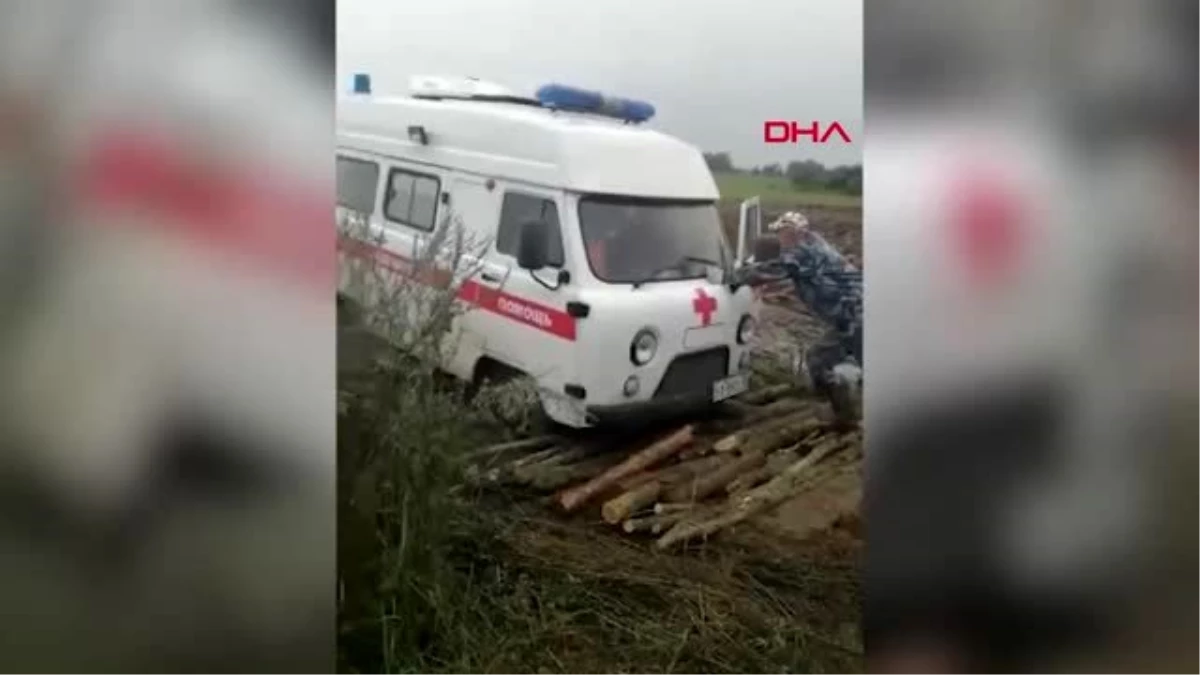 Ambulans çamura saplandı; sağlıkçı hasta için bir kilometre yürüdü