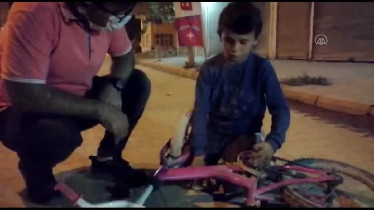 Bisikleti bozulan Suriyeli çocuğa polislerden sürpriz