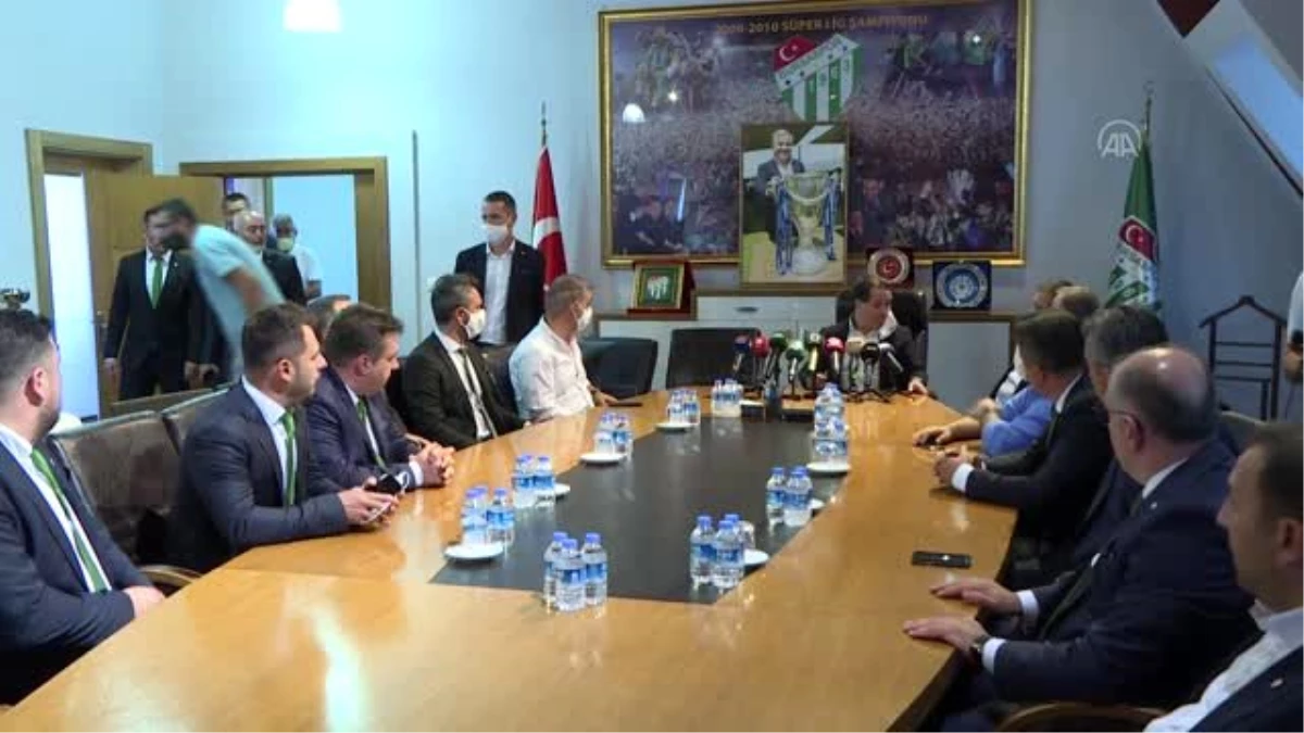 Bursaspor\'un yeni başkanı Erkan Kamat mazbatasını aldı
