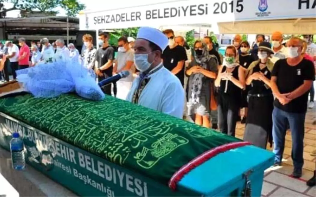 Cenazede güçlükle ayakta durdu