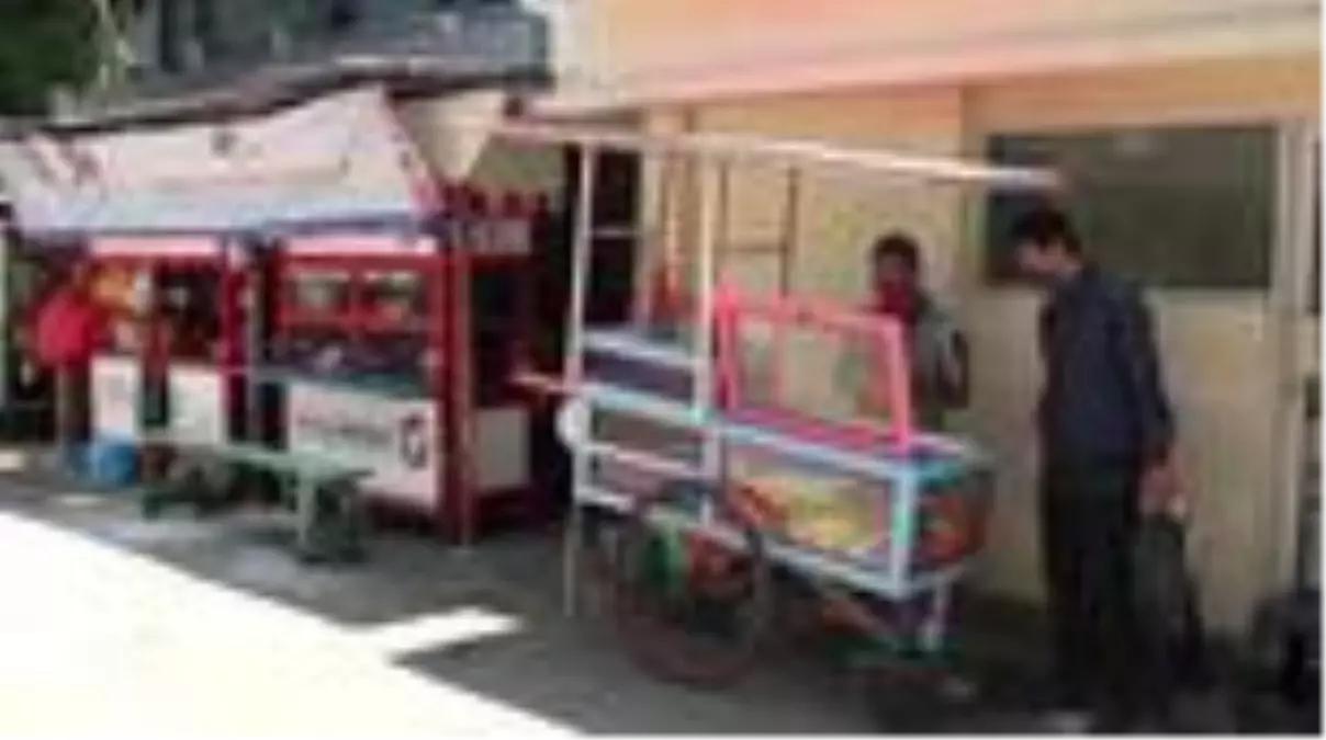 Son dakika haber... Endonezya\'da salgın nedeniyle işleri durgunlaşan sokak esnafı zor günler geçiriyor