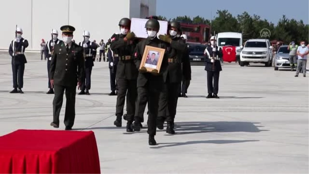 Hakkari\'de araç kazasında şehit olan askerin cenazesi defnedildi