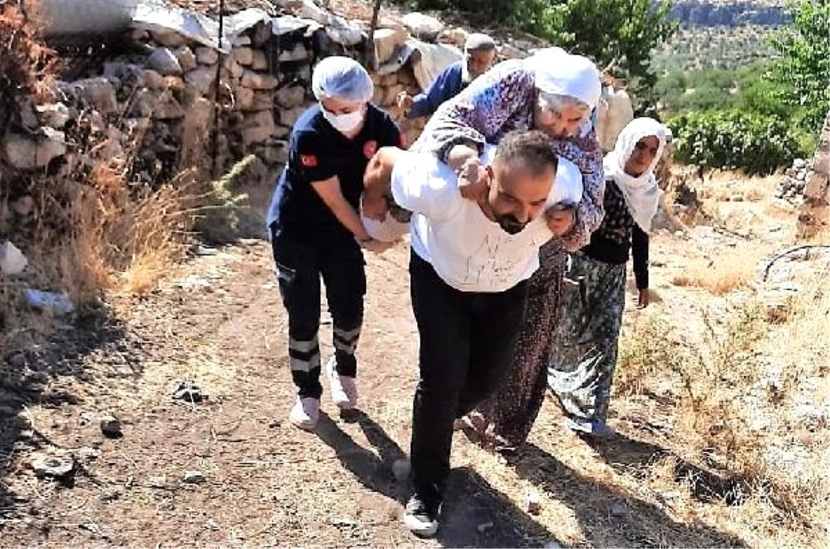 Hastayı 2 kilometre sırtında taşıyan ambulans şoföründen duygulandıran sözler: Annemi hatırladım