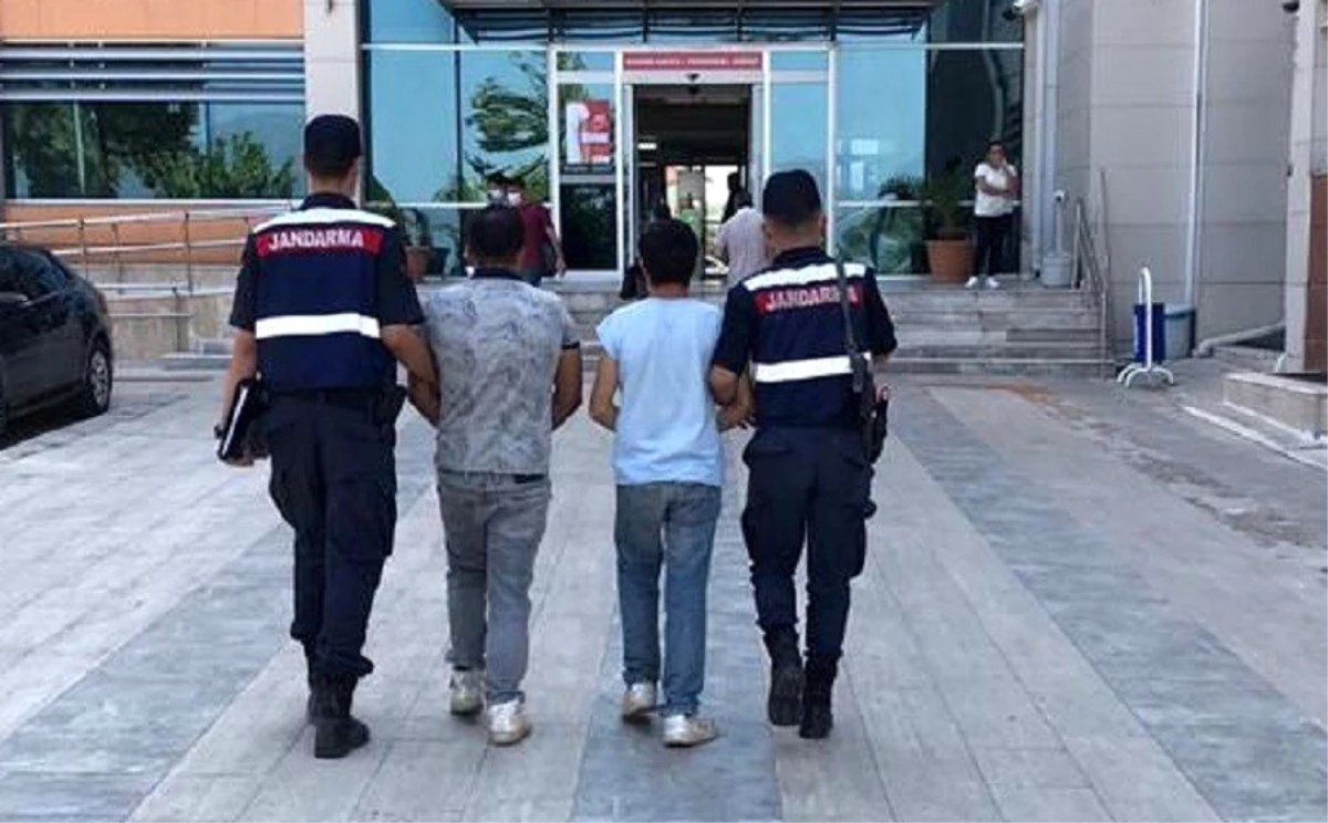 İzmir\'de şüphe üzerine durdurulan şahısların üzerinden 3 kilodan fazla uyuşturucu çıktı