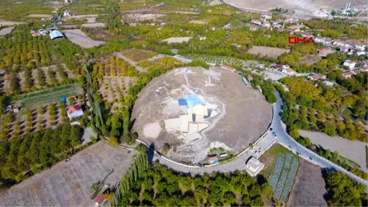 MALATYA Arslantepe Höyüğü\'nde cam kolye ve bilezik bulundu