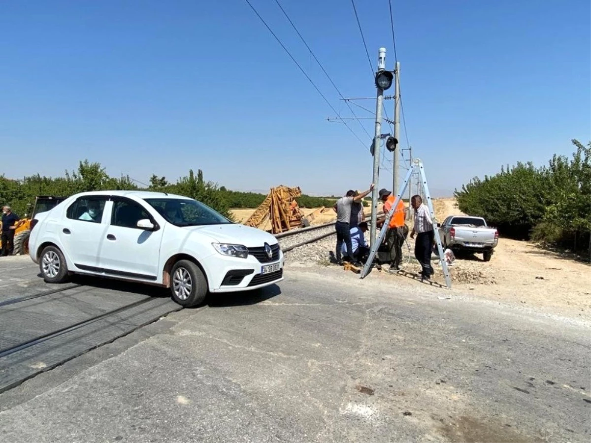 Malatya\'da yük treni hemzemin geçitte tıra çarptı