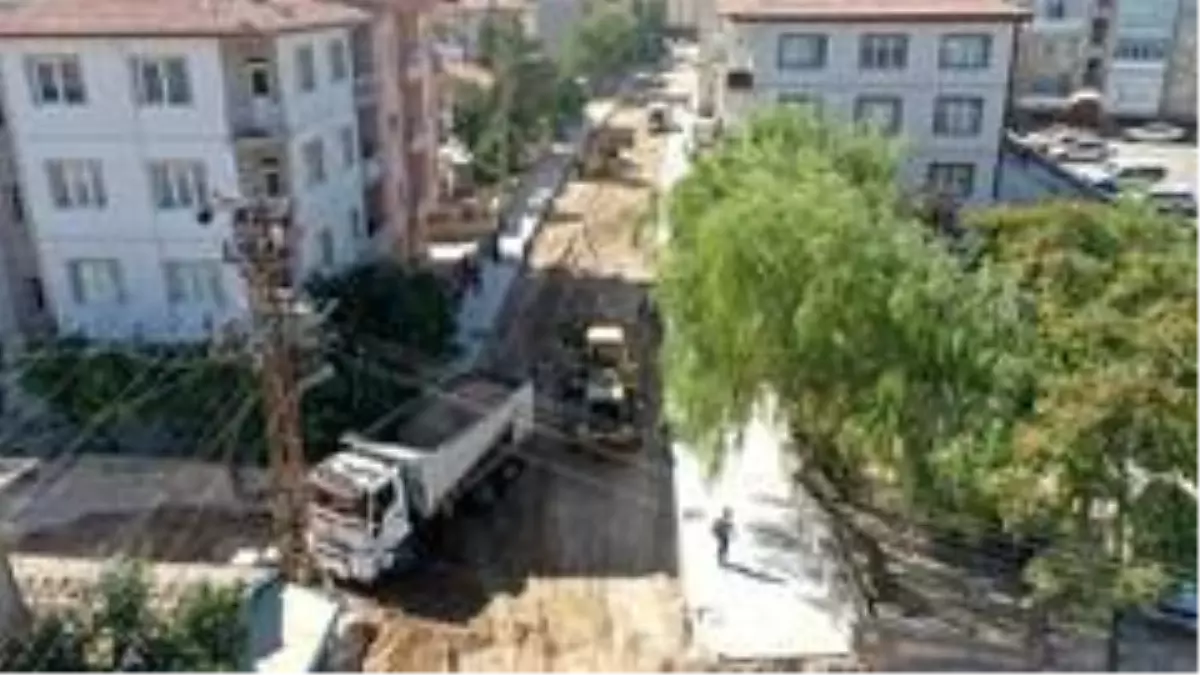 Nar Yolu Sokak\'ta sıcak asfalt serimi için son hazırlıklar yapılıyor