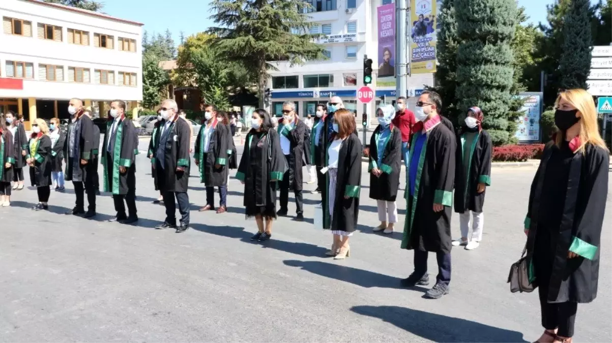 Niğde Barosu Adli yıl açılışı için Atatürk anıtına çelenk koydu