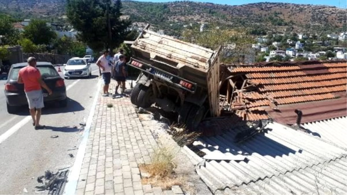 Sürücüsünün kontrolünü kaybettiği kamyonet, evin çatısına uçtu