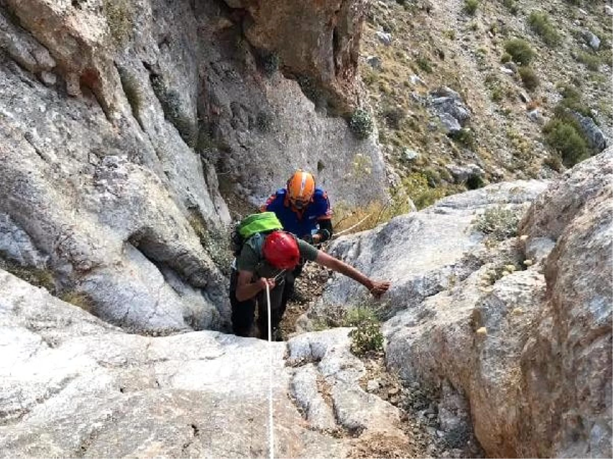 Aladağlar\'da kayalıklarda mahsur kalan dağcı kurtarıldı