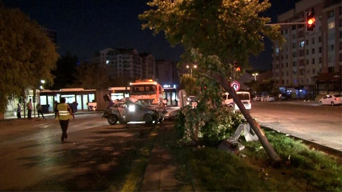 Başkent\'te alkollü olduğu iddia edilen kişiler yaralı arkadaşlarını kaza yerinde bırakıp kaçtı