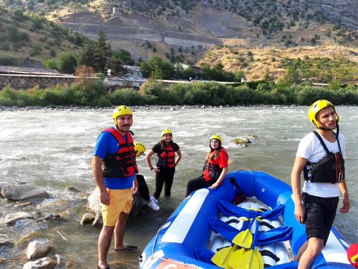 Çukurca Belediye Başkanı Dündar rafting yaptı