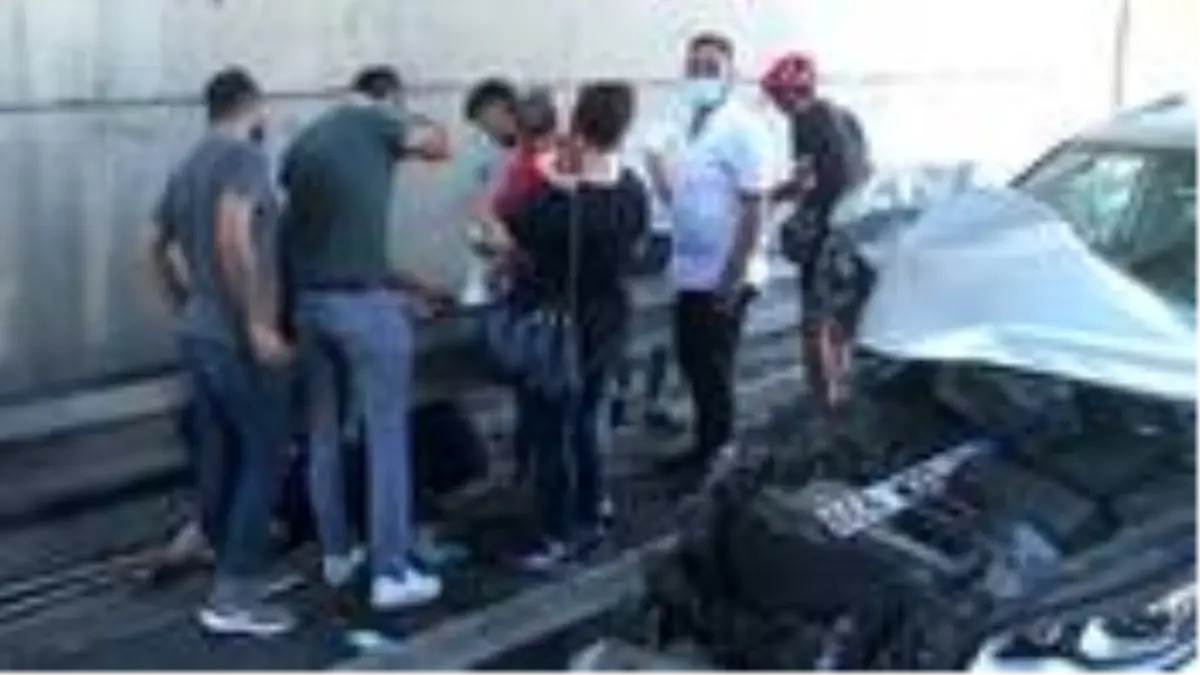 Dehşete düşüren kaza! Talihsiz kadın kucağındaki çocuğuyla yola savruldu