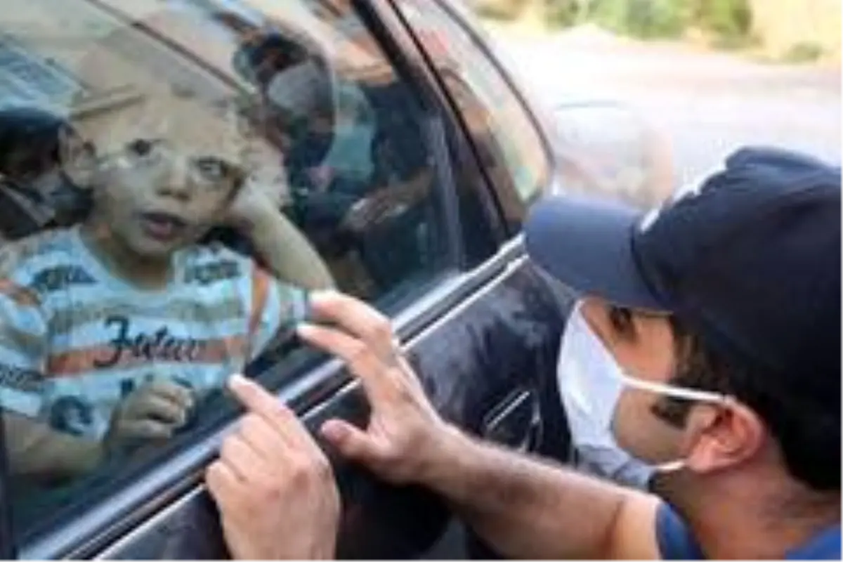 Ekipler, otomobilde kitli kalan çocuğu kurtarmak için ter döktü