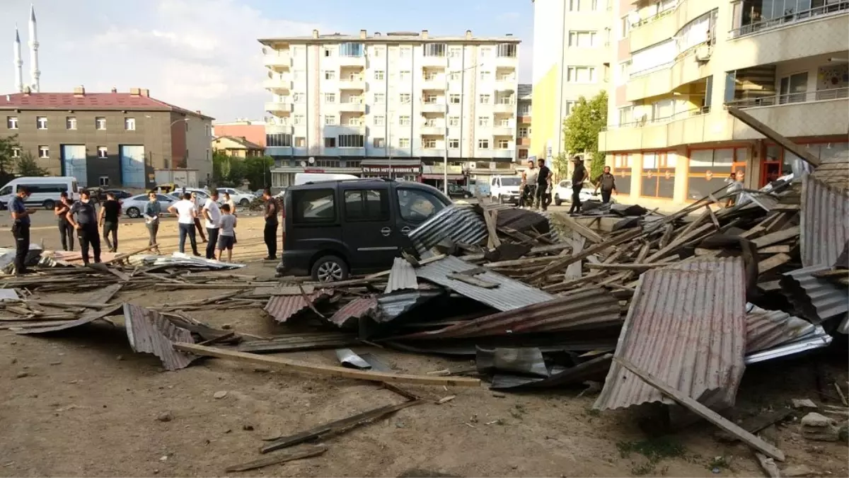 Fırtınada kopan çatı araçların üzerine düştü