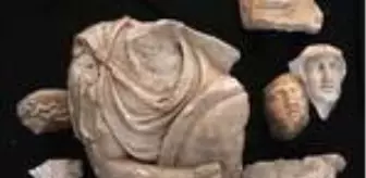 Hadrian Tapınağı kazısında arkeologlar 'parçaları birleştirerek' geçmişe ışık tutuyor