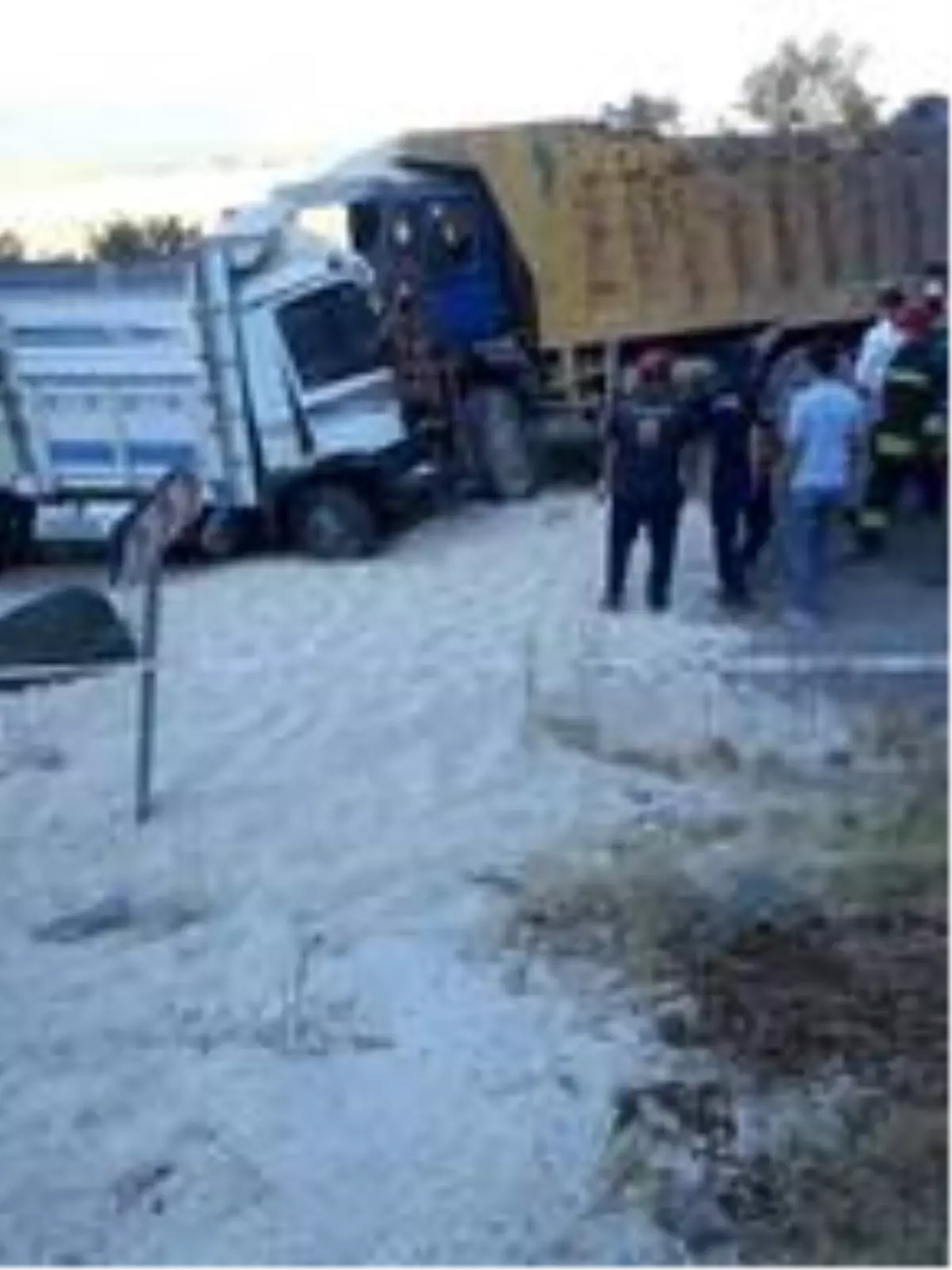 Kamyon ile kamyonet çarpıştı: 1 ölü, 1 yaralı