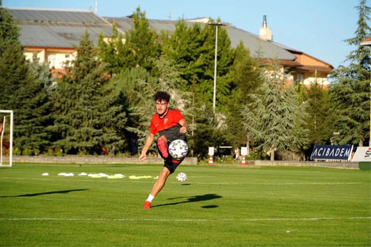 Kayserispor 3 futbolcu daha gönderdi