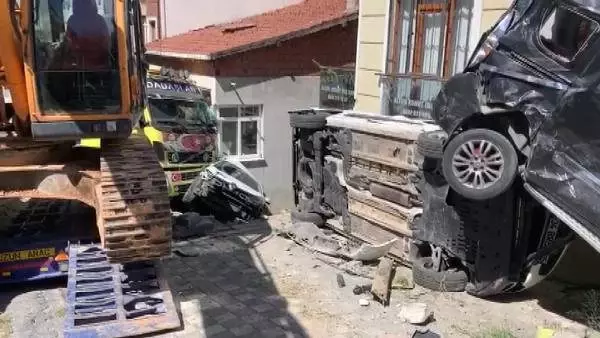 Sancaktepe'de yokuş aşağı inerken kayan tır önce 4 araca, sonra binaya çarptı