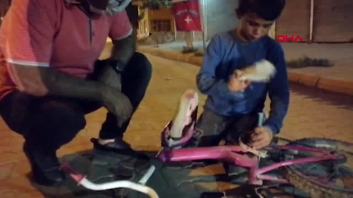 ŞANLIURFA Emniyet müdürü, bisikleti bozulan Suriyeli çocuğa yenisini hediye etti