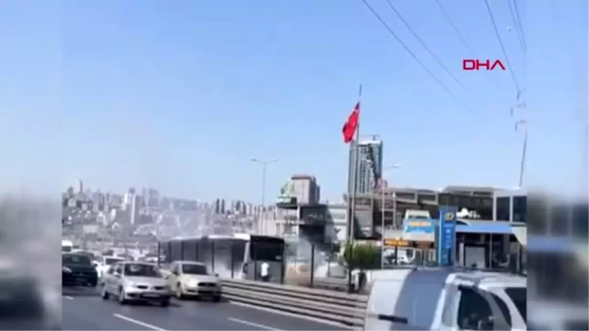 İSTANBUL-AVCILAR\'DA METROBÜSTEN DUMAN YÜKSELDİ, YOLCULAR TAHLİYE EDİLDİ-1