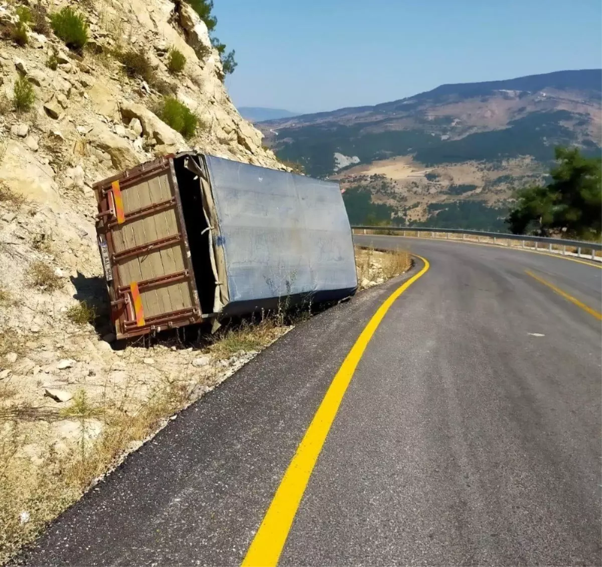 Kamyonet devrildi, sürücüsü yaralandı