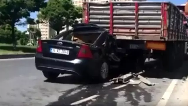 Ölümden kıl payı kurtuldu! Hızla gelen otomobilin tırın altına girdiği anlar kamerada Ölümden kıl payı kurtuldu! Hızla gelen otomobilin tırın altına girdiği anlar kamerada