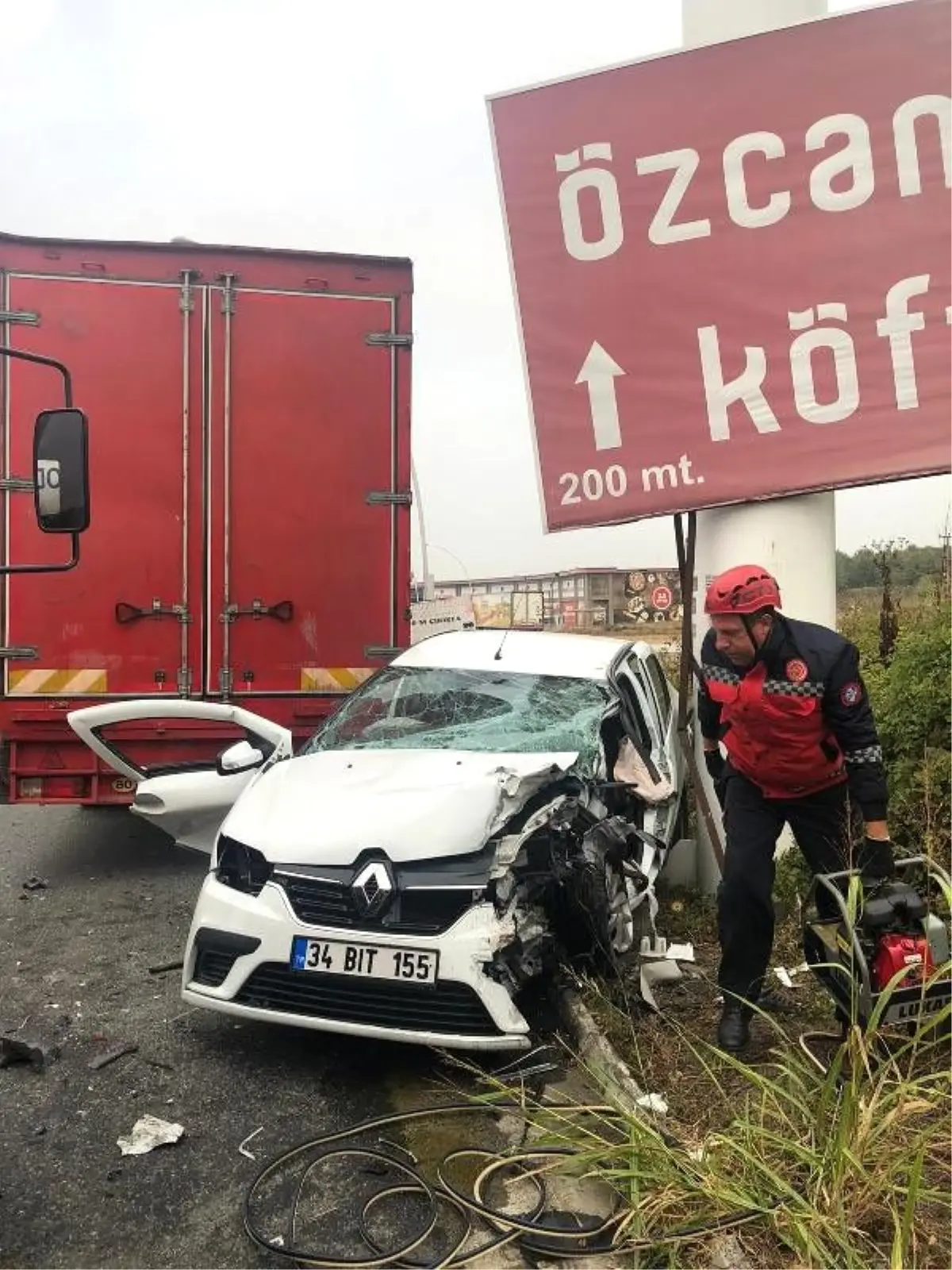 Park halindeki TIR ile beton direk arasına sıkıştı: 1 yaralı