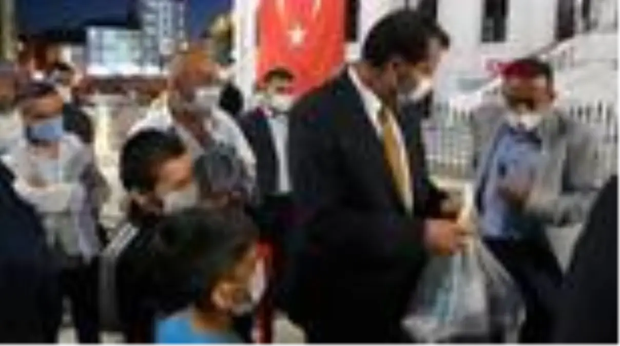 Son dakika haberleri... SİVAS Vali Ayhan, mendil satan çocukları ürünlerini alarak sevindirdi